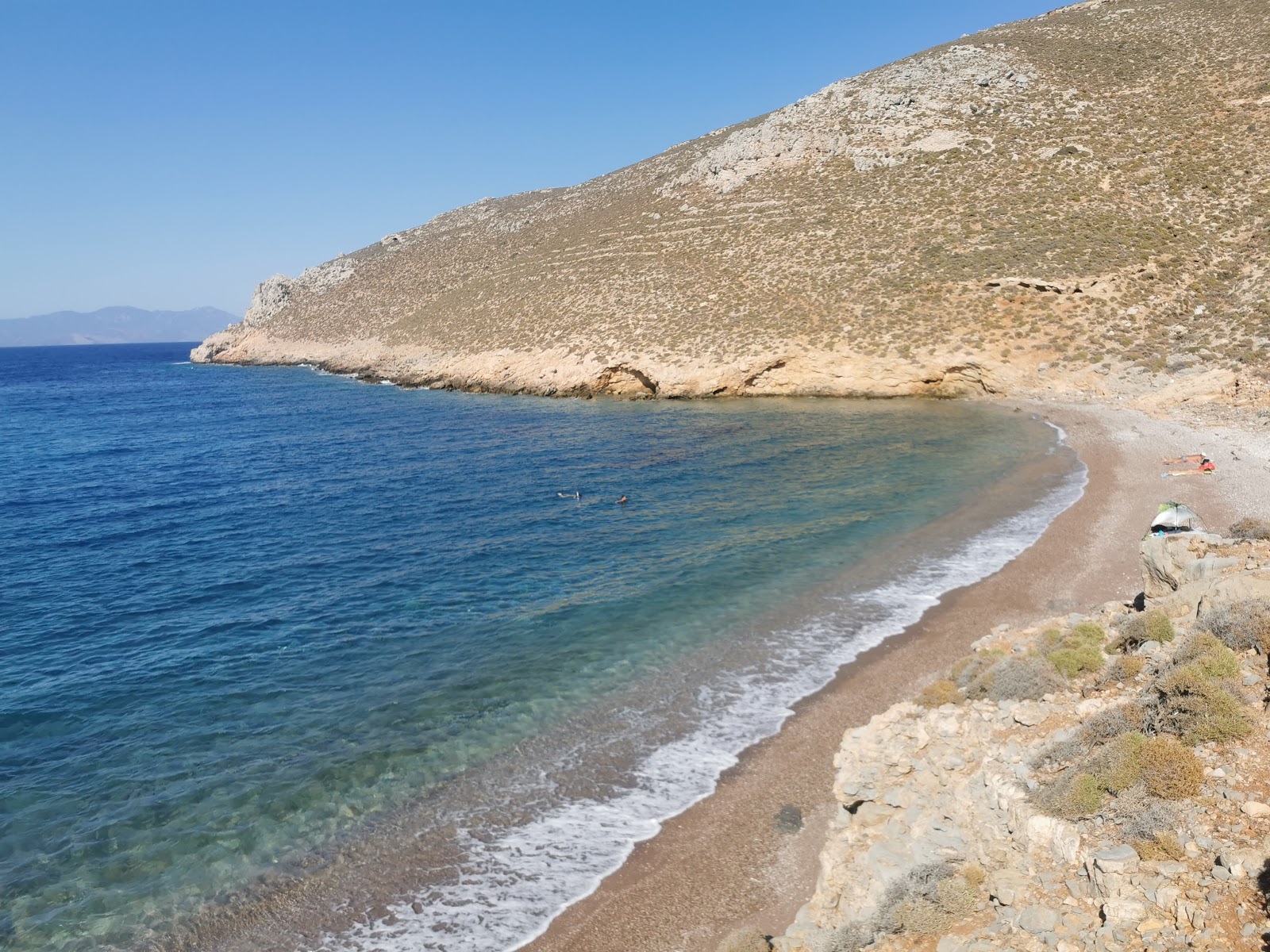 Foto di Skafi beach con parzialmente pulito livello di pulizia