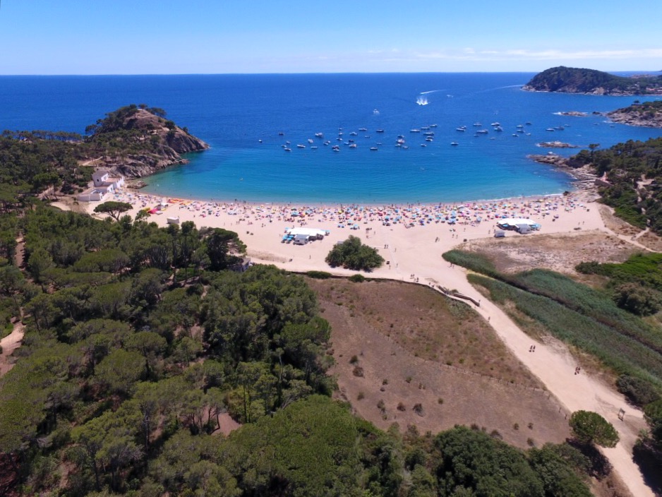 Foto van Castell de la Fosca Strand met turquoise puur water oppervlakte