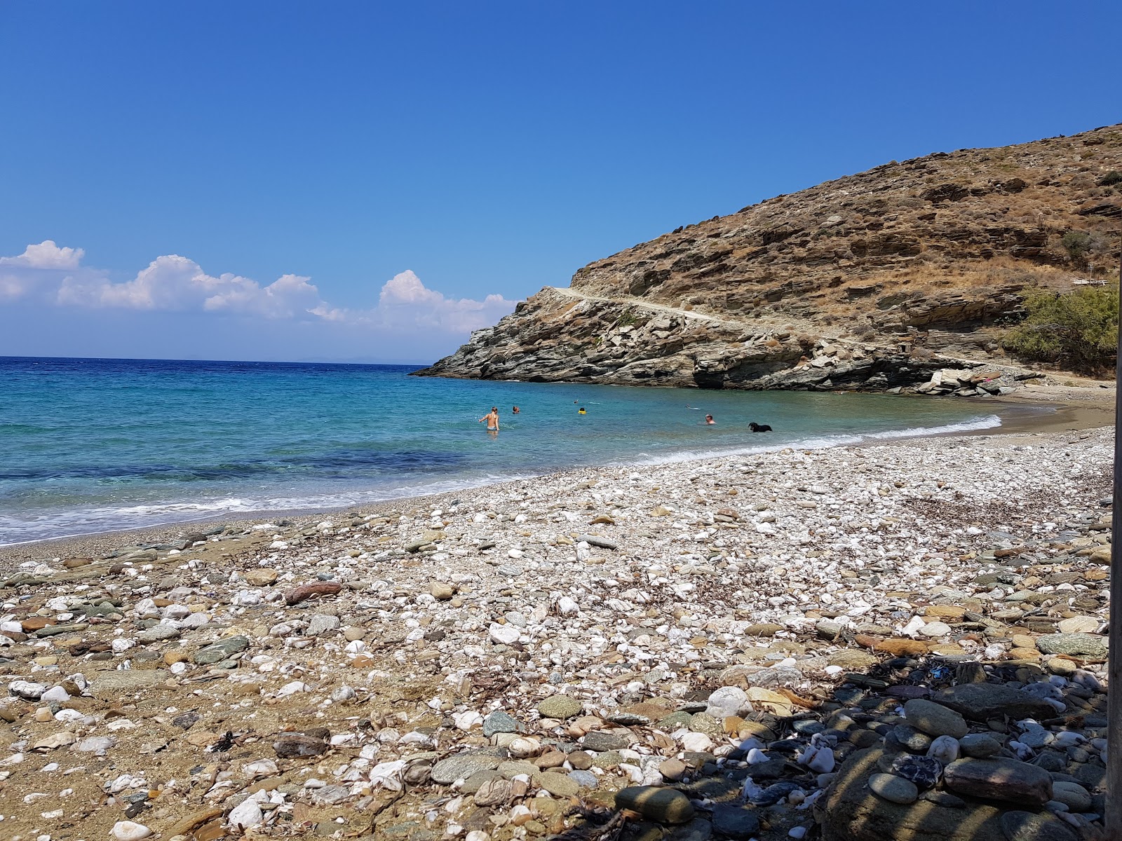 Fotografie cu Liparo beach cu o suprafață de nisip fin gri