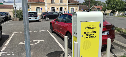 Borne de recharge de véhicules électriques IZIVIA Grand Lyon Station de recharge Longjumeau