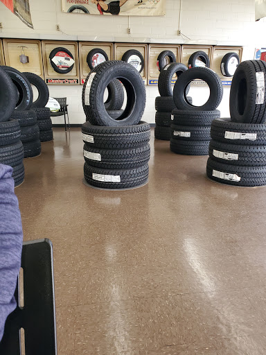 Tire Shop «Discount Tire & Auto Center», reviews and photos, 611 W Poplar St, Elizabethtown, KY 42701, USA