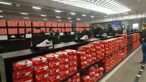 Tiendas Nike Cerca De Mi, Abren Hoy