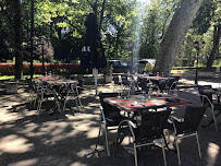 Atmosphère du Restaurant Les Marronniers à Saint-Michel-de-Lanès - n°1