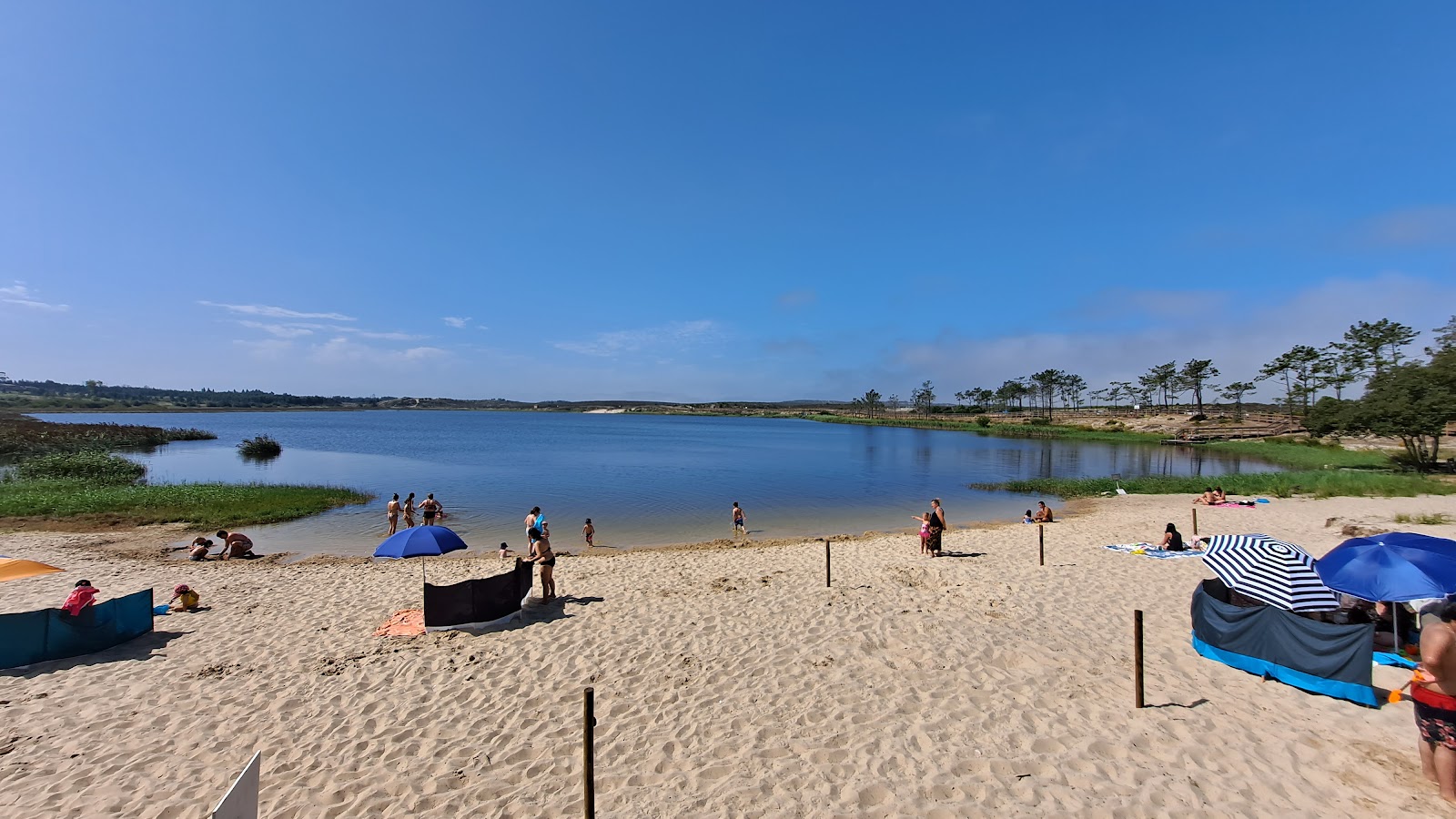 Foto von Praia Lagoa da Ervedeira mit sehr sauber Sauberkeitsgrad