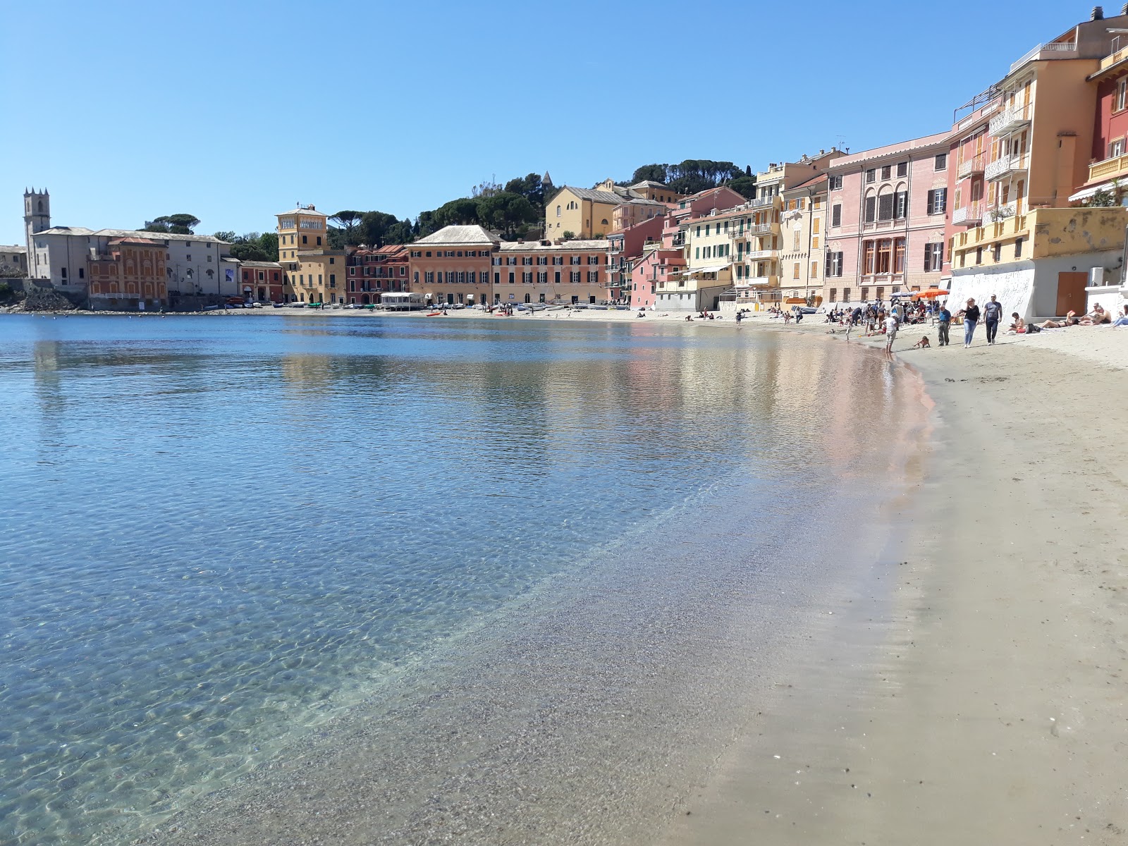 Spiaggia Baia del Silenzio'in fotoğrafı mavi sular yüzey ile