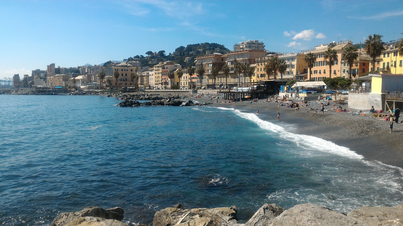 Valokuva Genova last beachista. sisältäen pienet monitilat