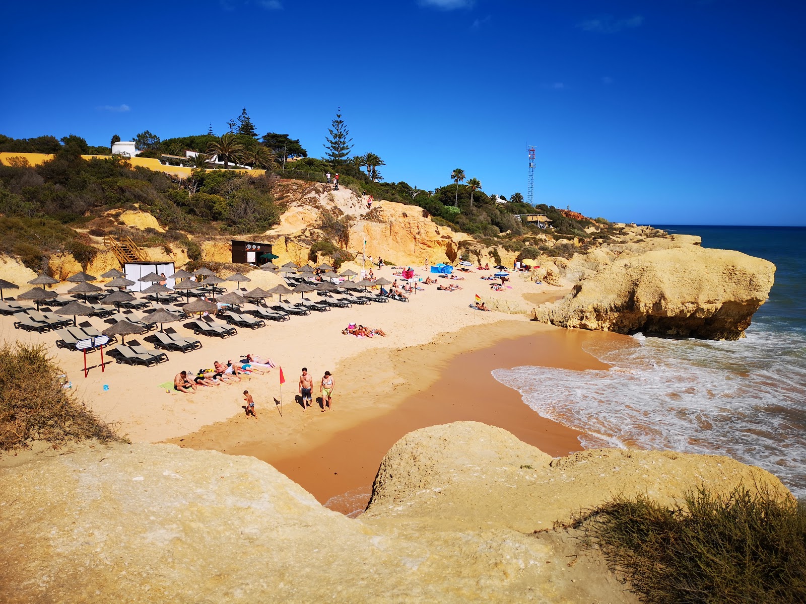 Fotografie cu Praia da Gale cu o suprafață de nisip beige fin