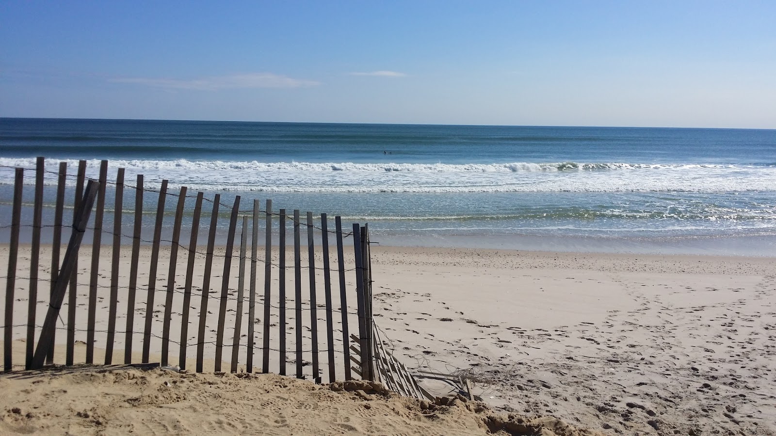 Foto von Tiana Beach mit lange, gerade küste
