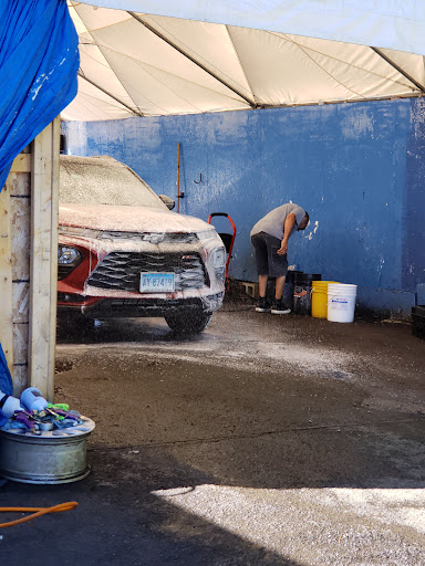 Los juniors hand car wash en Bridgeport