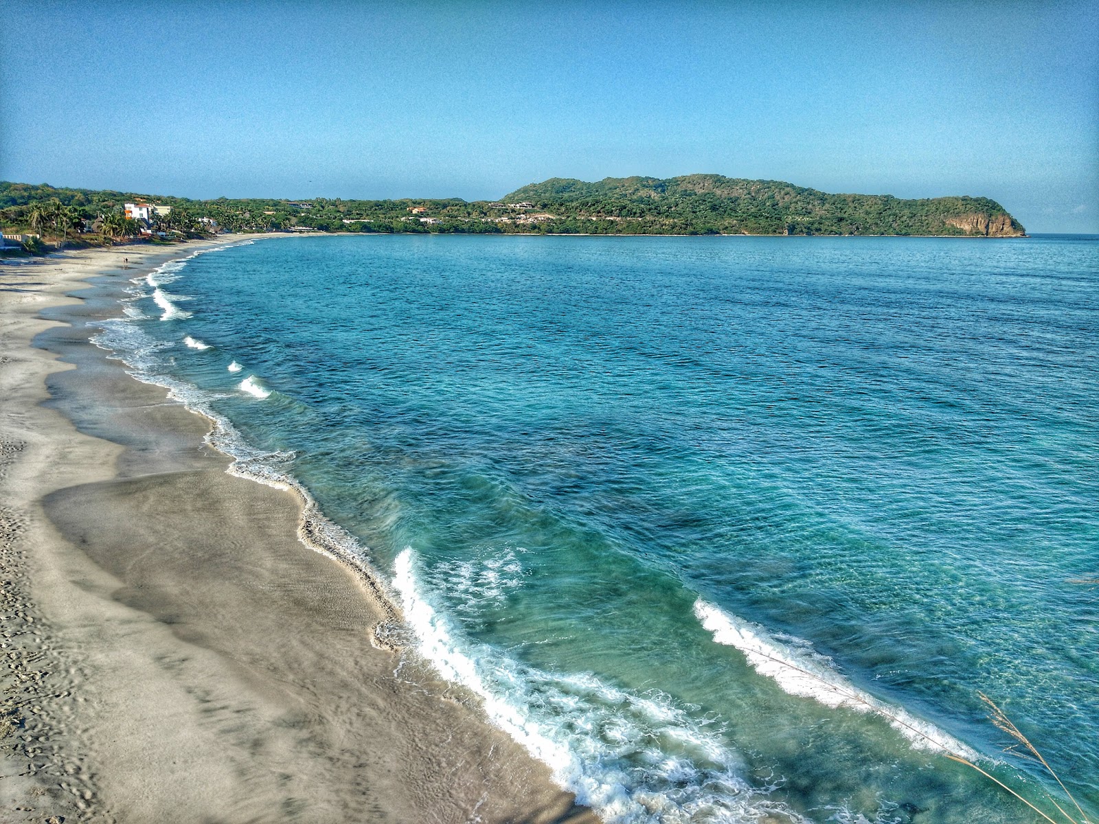 Foto de Careyeros beach com alto nível de limpeza