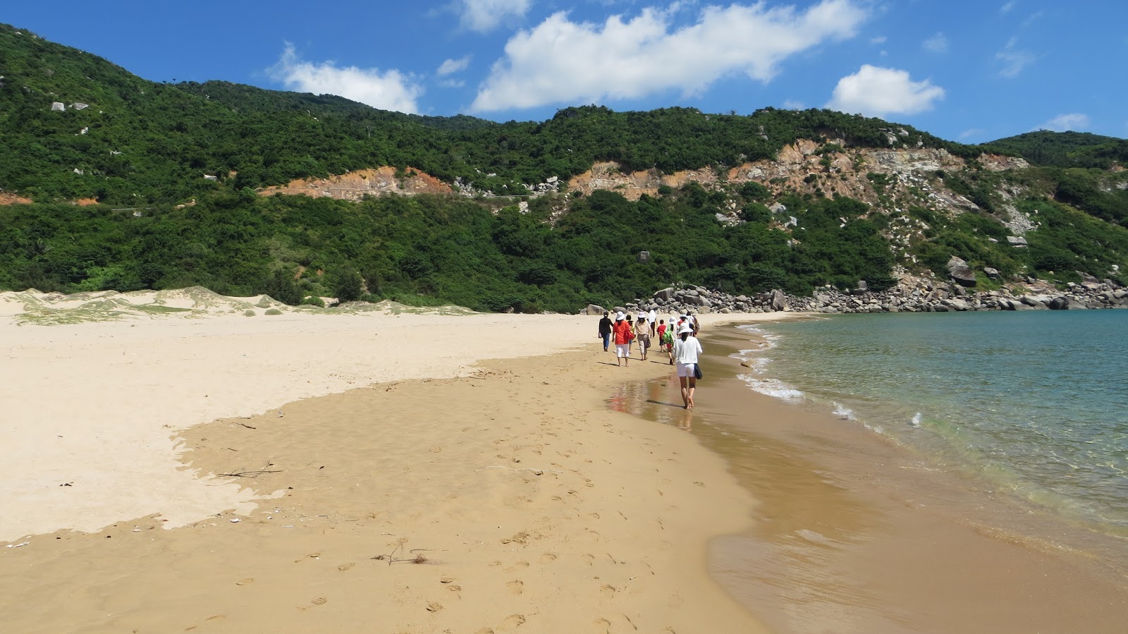 Valokuva Bai-Mon Beachista. pinnalla kirkas hieno hiekka:n kanssa