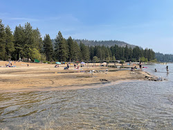 Kings Beach'in fotoğrafı geniş bir kıyı şeridi ile birlikte