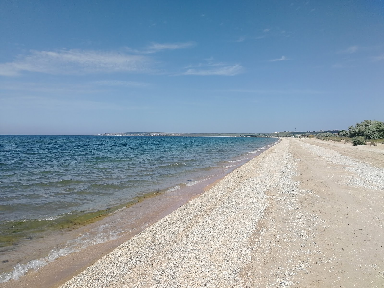 Fotografija Plyazh Novootradnoye z svetel pesek površino