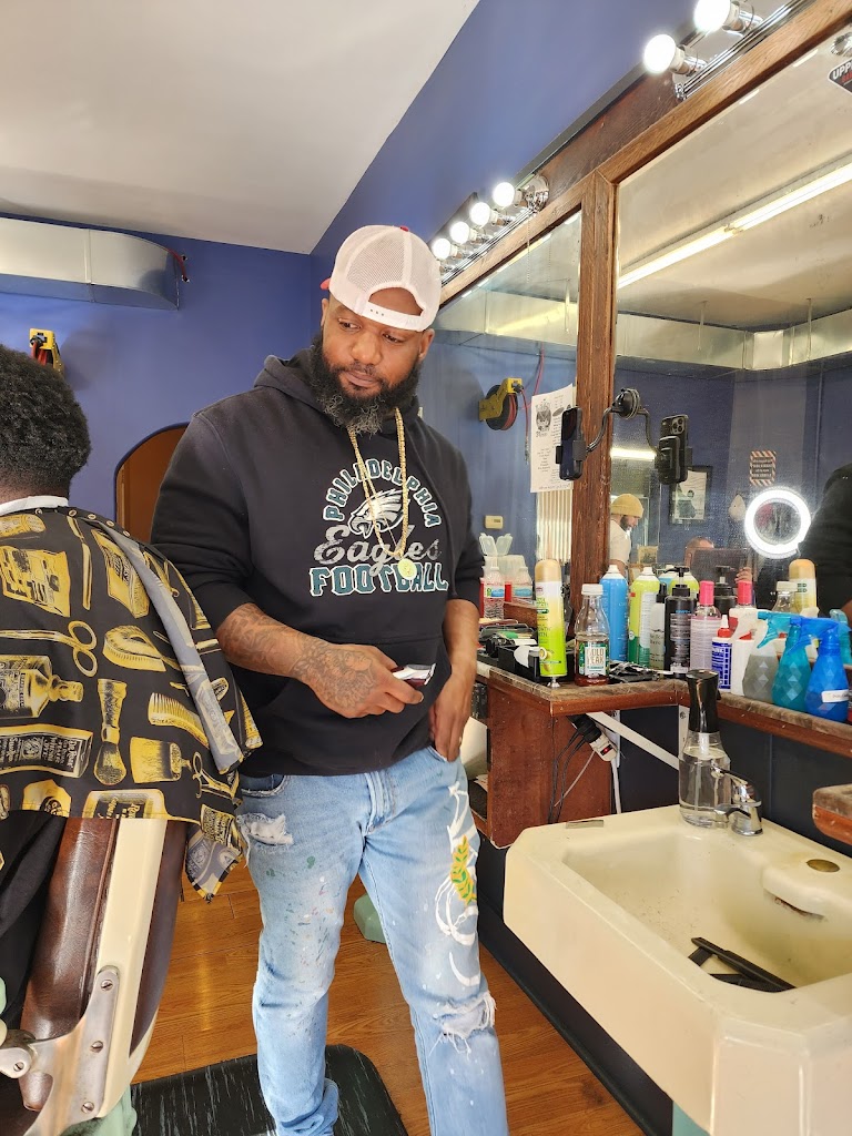 Uppercuts Barbershop & Salon 62650