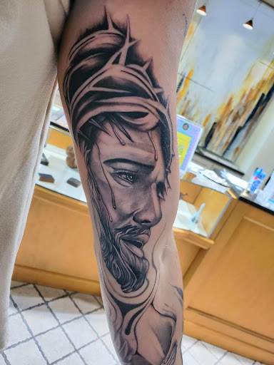 Explore tattoos on hand ideas, creative tattoo ideas in Sunbury, available at Knuckles & Needles Tattoo Parlor