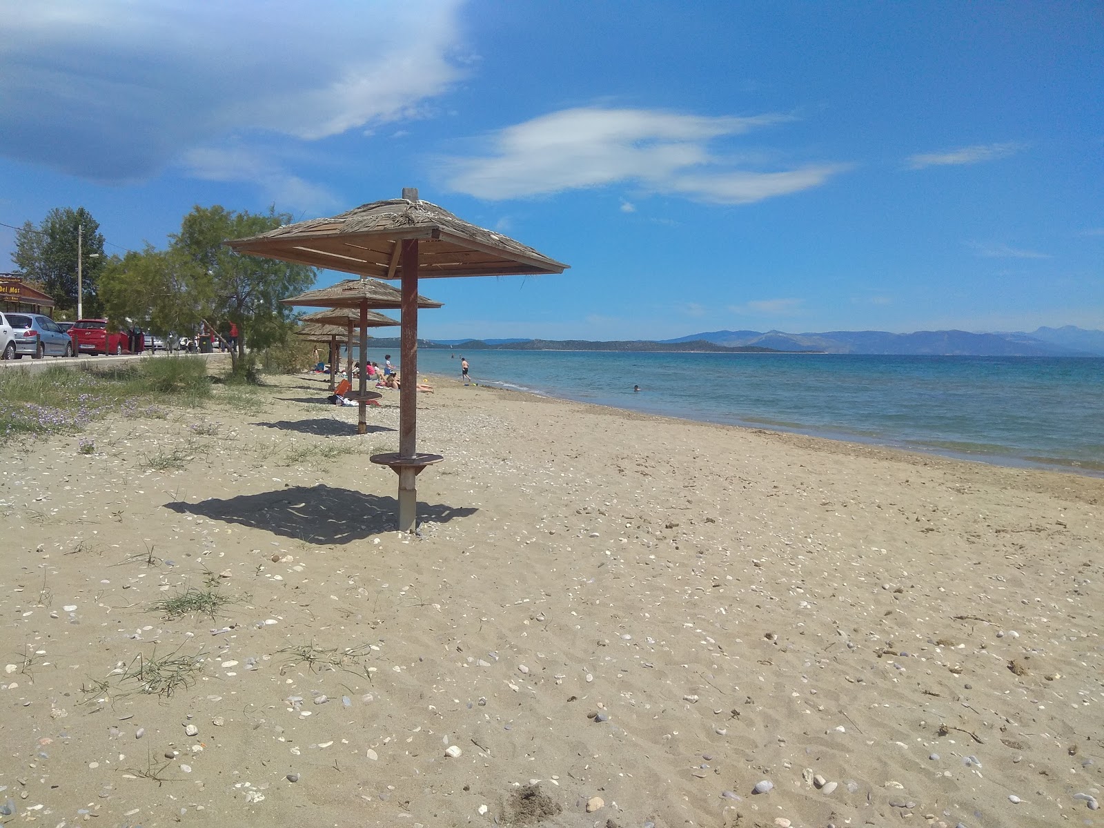 Foto di Paralia Marathona II con una superficie del acqua verde chiaro