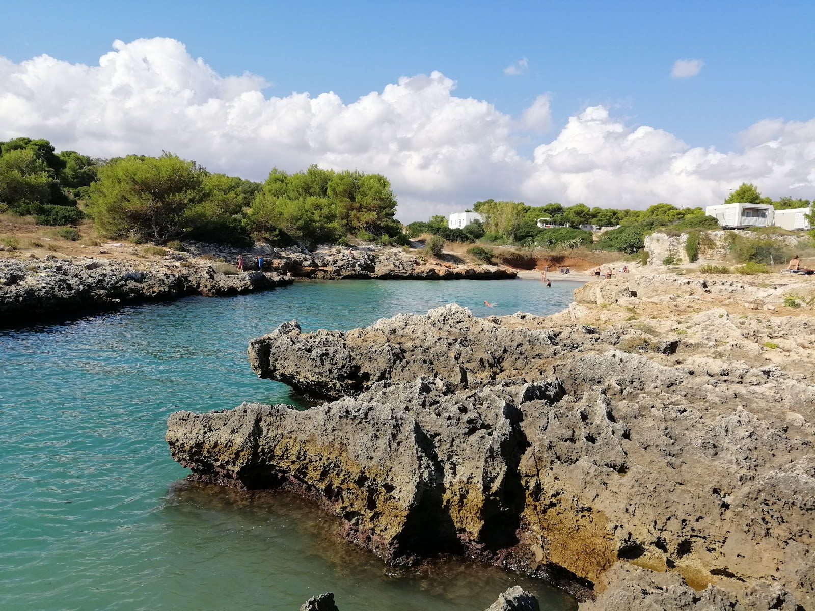 Foto di Cala Sottile beach con una superficie del acqua cristallina