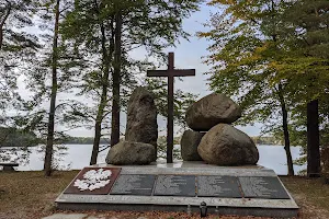 Pomnik pomordowanych w czasie II WŚ leśników image