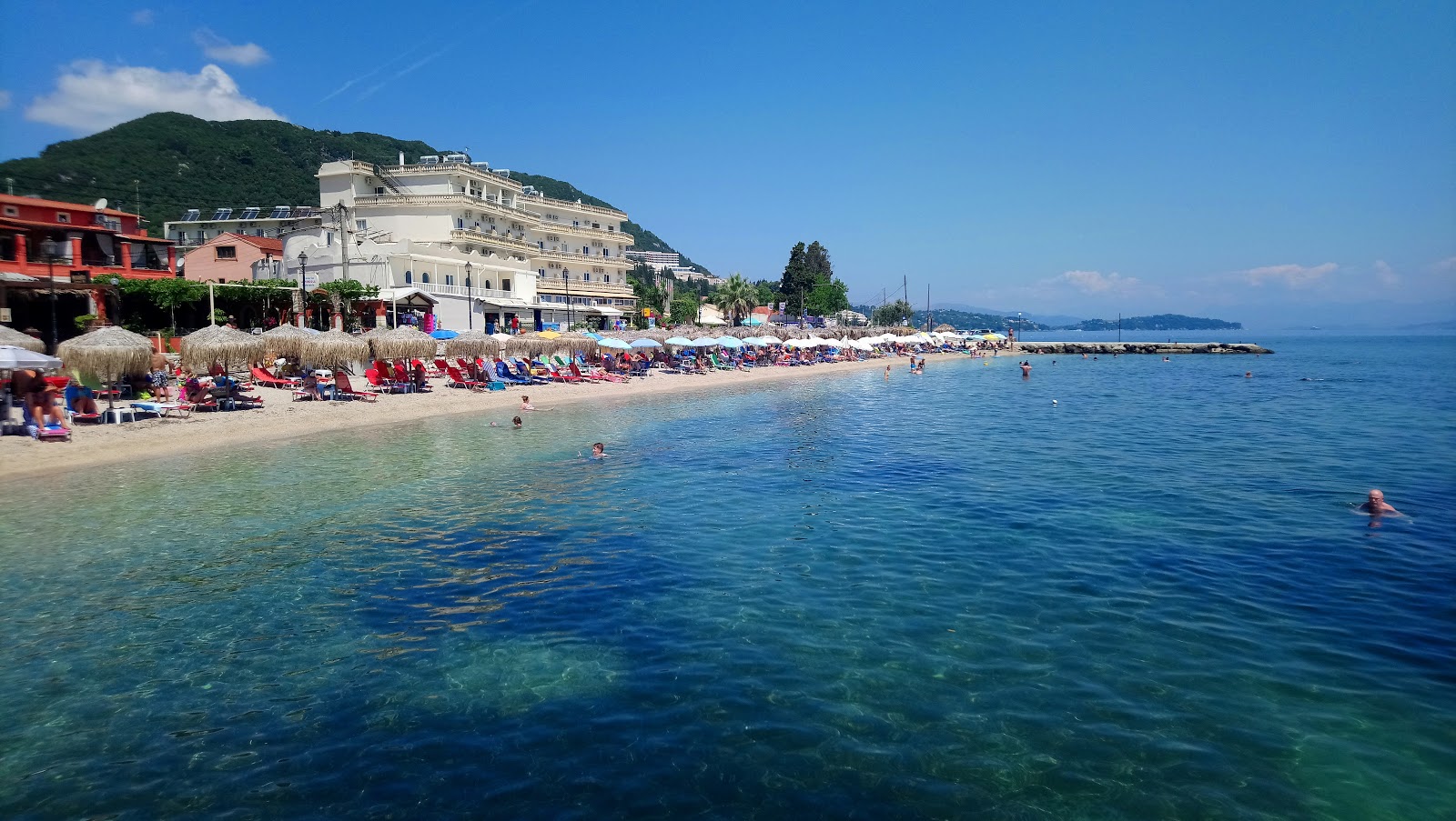 Foto von Benitses beach mit graue kiesel Oberfläche