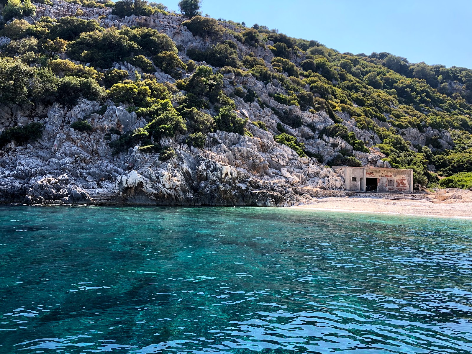 Foto von Forgotten beach mit kleine, beiger kiesel Oberfläche