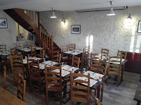 Atmosphère du Restaurant français Le Petit Chinon à Quincy-Voisins - n°10