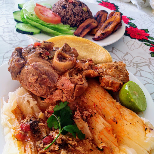 La negra comida cubana en caucel