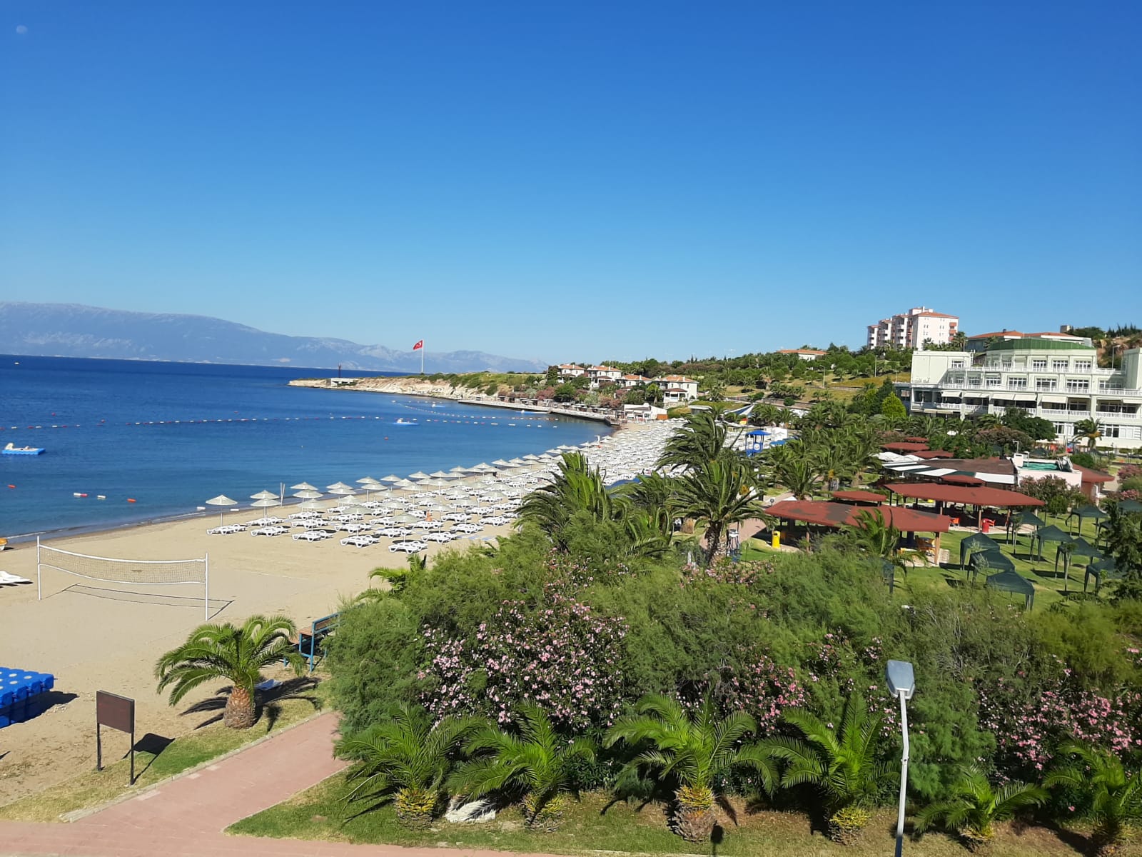 Foto von Ataturk Beach mit schwarzer sand & kiesel Oberfläche