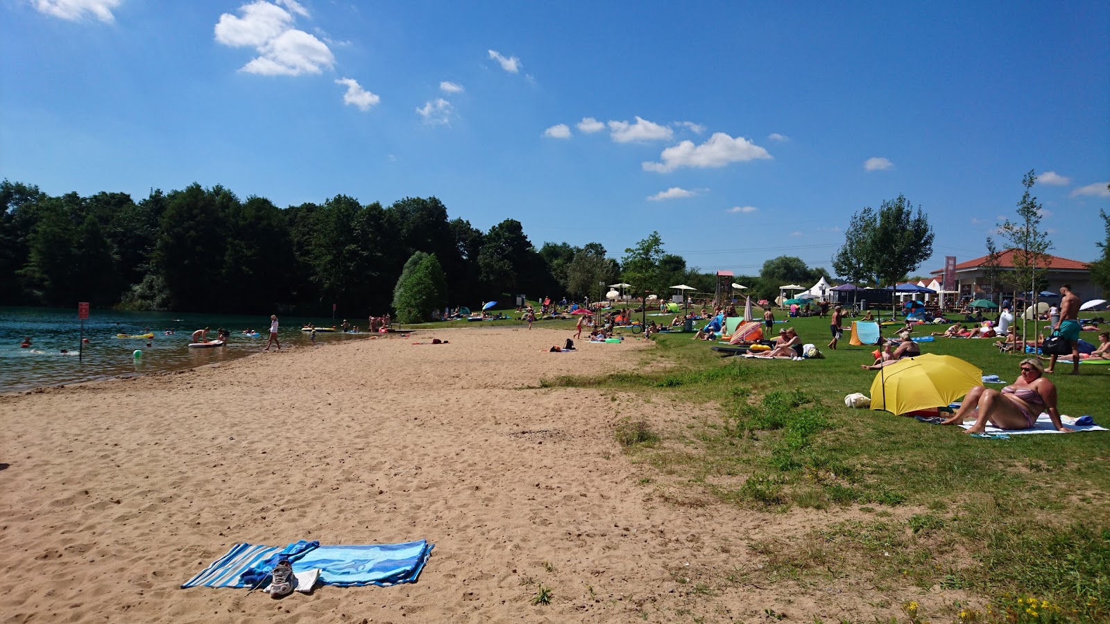 Foto av Honisch Strand med en rak kustlinje