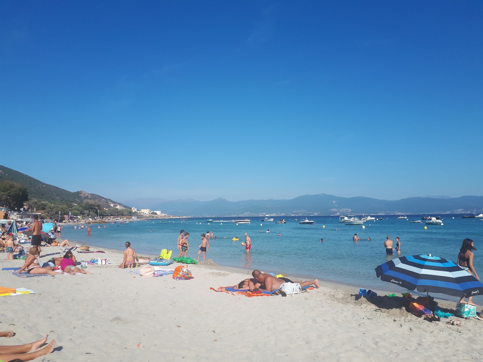 Foto de Praia de Porticcio - lugar popular entre os apreciadores de relaxamento