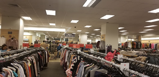Department Store «Nordstrom Rack Chicago Avenue», reviews and photos, 101 E Chicago Ave, Chicago, IL 60611, USA
