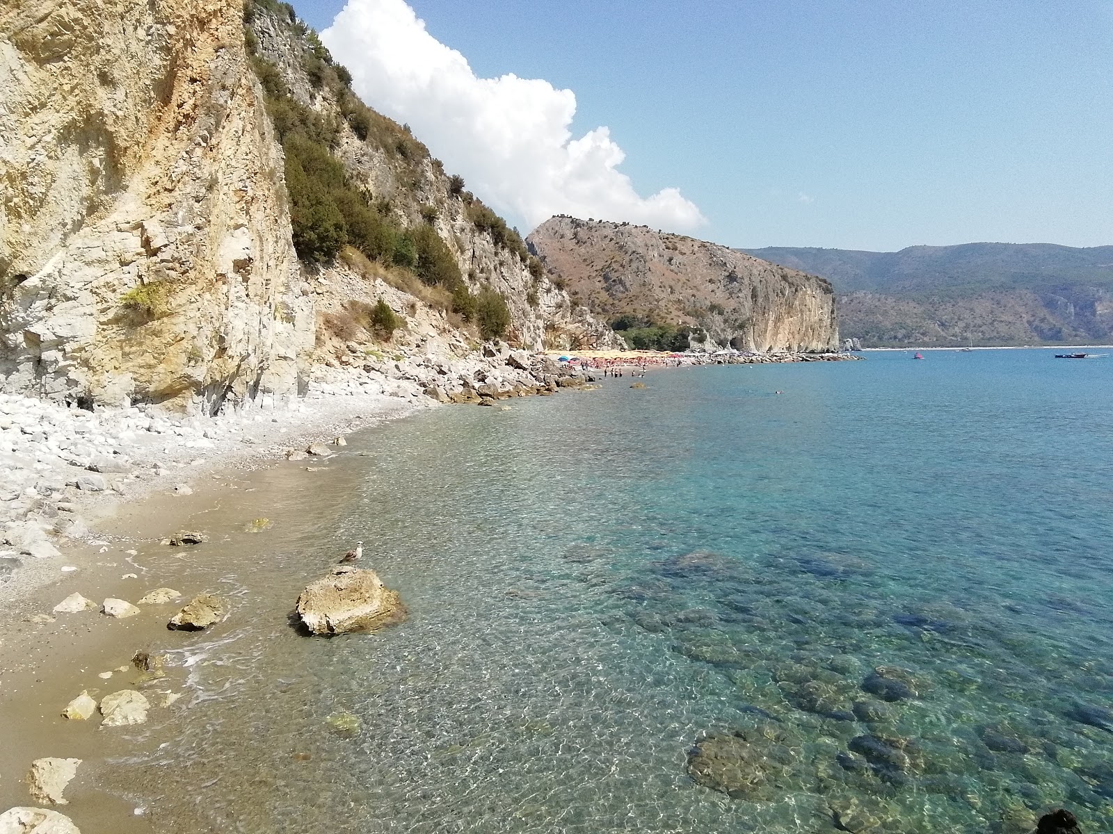 Foto av Spiaggia Marinella omgiven av berg