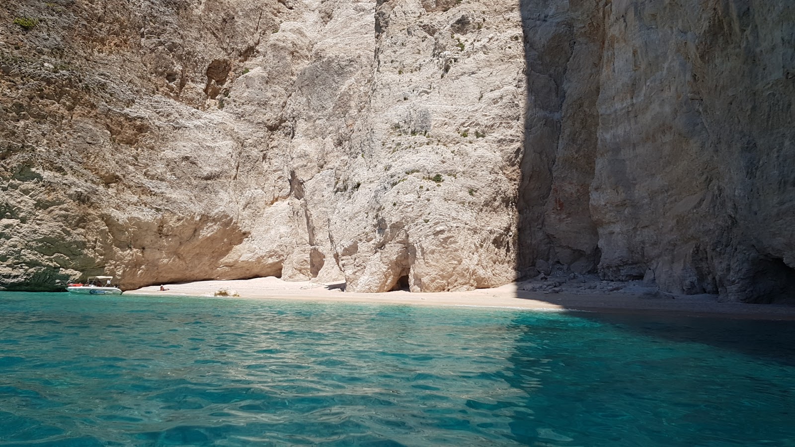 Shiza oil beach'in fotoğrafı çok temiz temizlik seviyesi ile