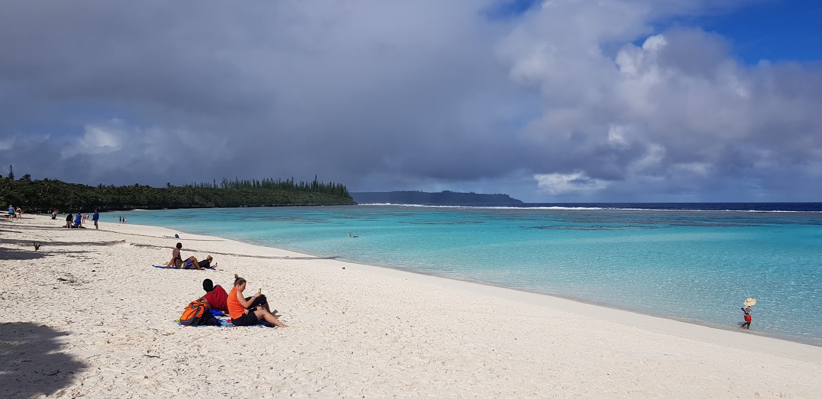 Foto di Yejele Beach con una superficie del sabbia bianca