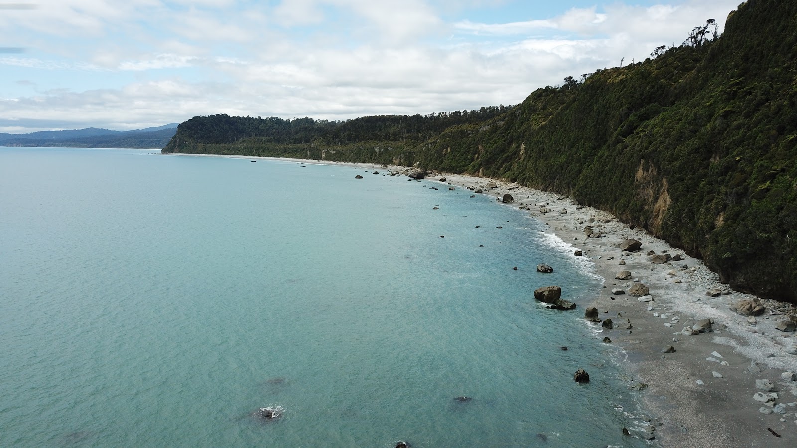 Gillespies Beach的照片 带有碧绿色水表面