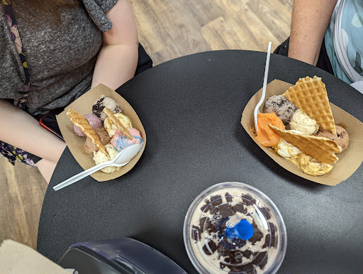 Shopping Mall «Cary Village Square Shopping Center», reviews and photos, 657 Cary Towne Blvd, Cary, NC 27511, USA