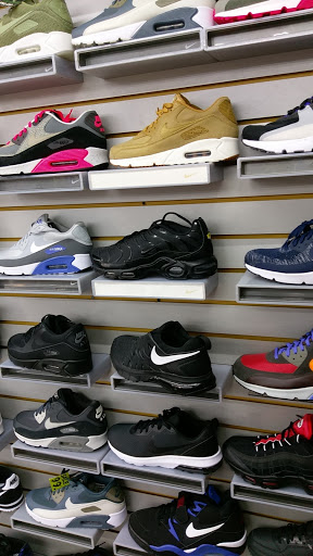 Shoe Store «Outlet Shoes & Rugs», reviews and photos, 221 E Ledbetter Dr, Dallas, TX 75216, USA