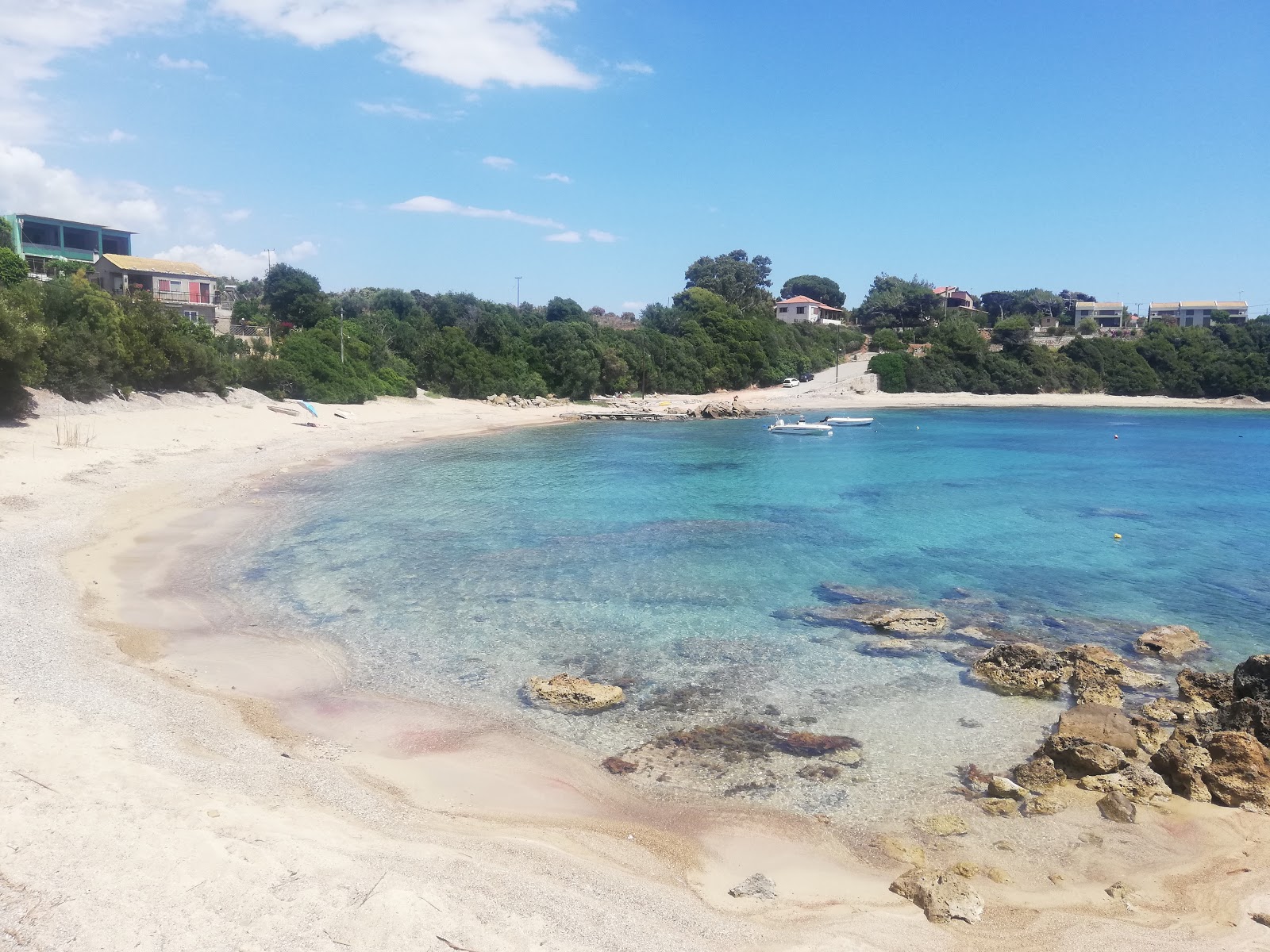 Fotografie cu Vromoneri beach sprijinit de stânci