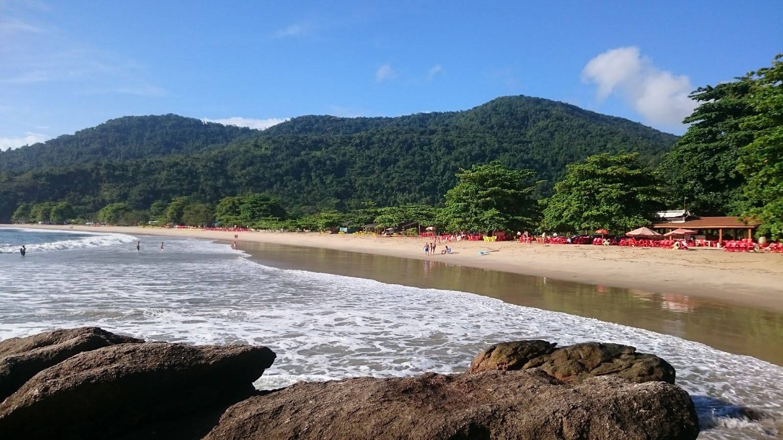 Foto von Praia da Cacandoca von Klippen umgeben
