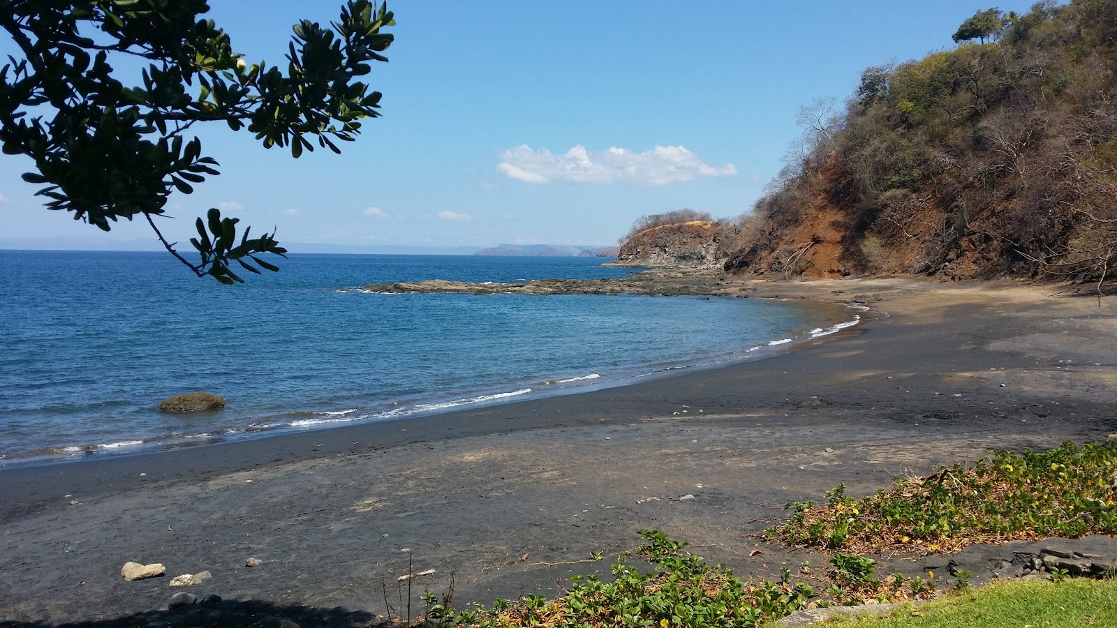 Foto von Playa Pez Vela mit grauer sand Oberfläche