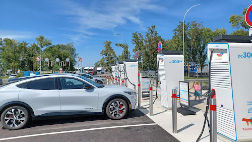Borne de recharge de véhicules électriques TOTAL Station de recharge Précy-sur-Vrin
