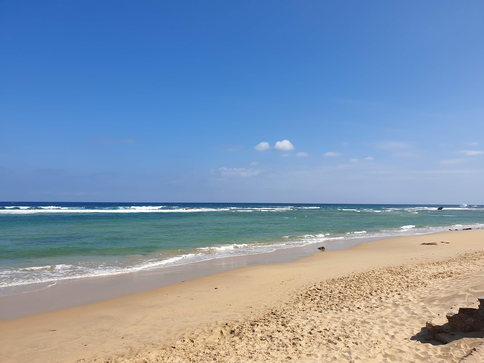 Fotografija Middle beach z svetel pesek površino