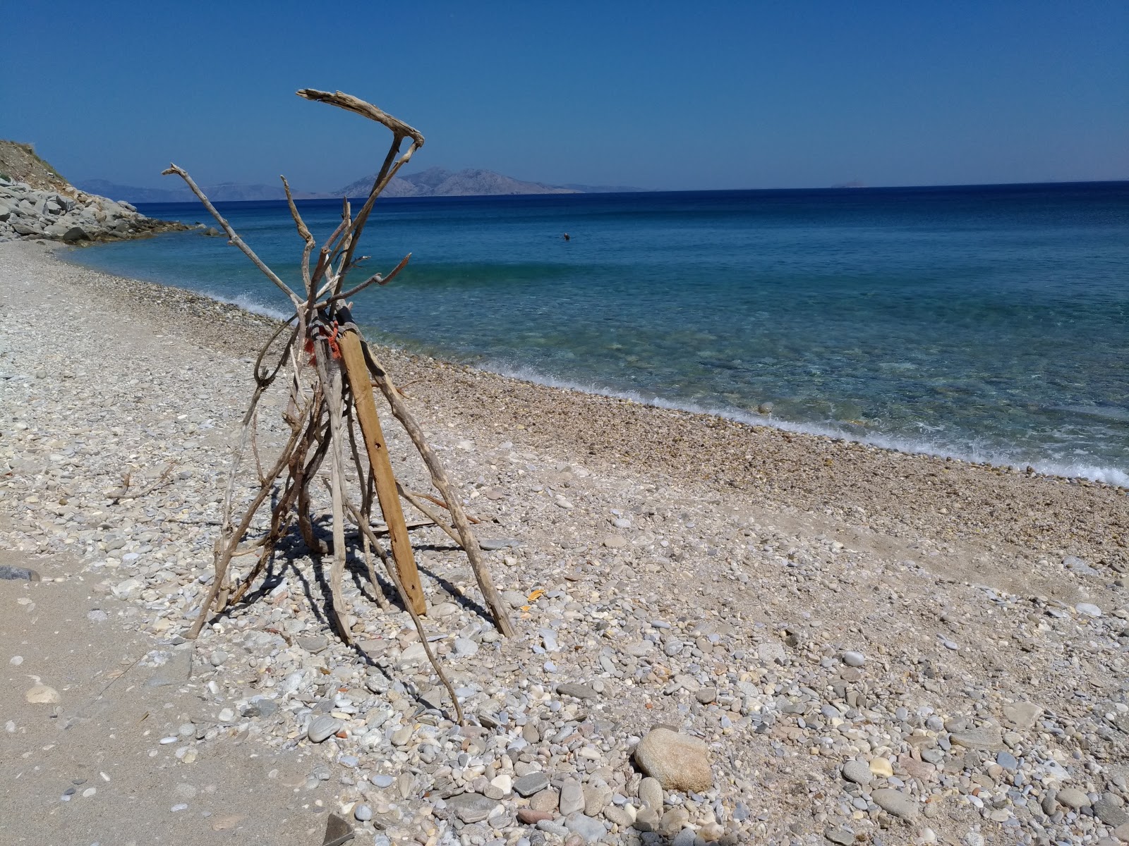Tsoukalas beach'in fotoğrafı düz bir kıyı şeridi ile birlikte