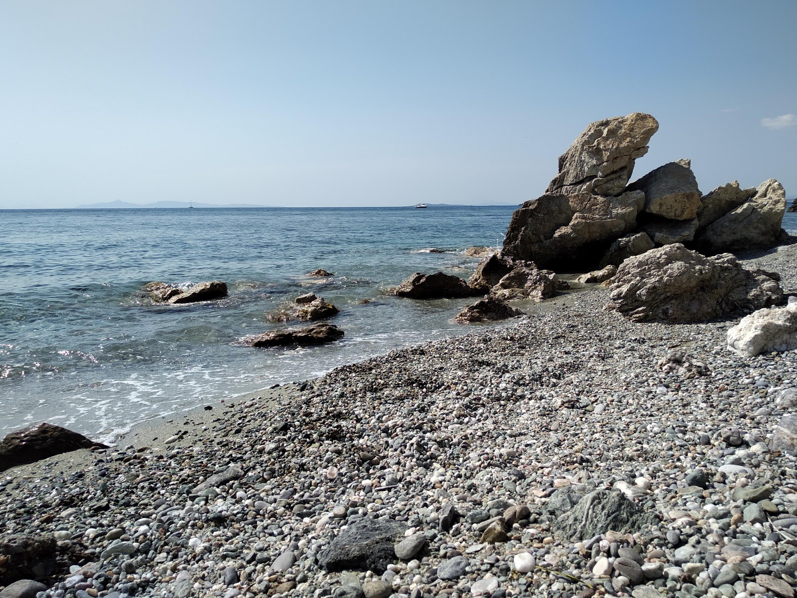 Photo de Mavro Lithari mini situé dans une zone naturelle