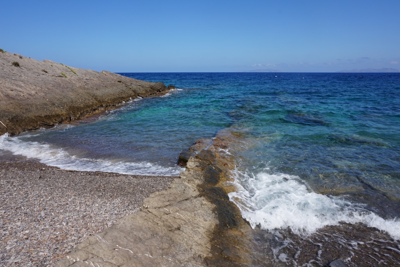 La Praia dei Nacchi'in fotoğrafı uçurumlarla desteklenmiş