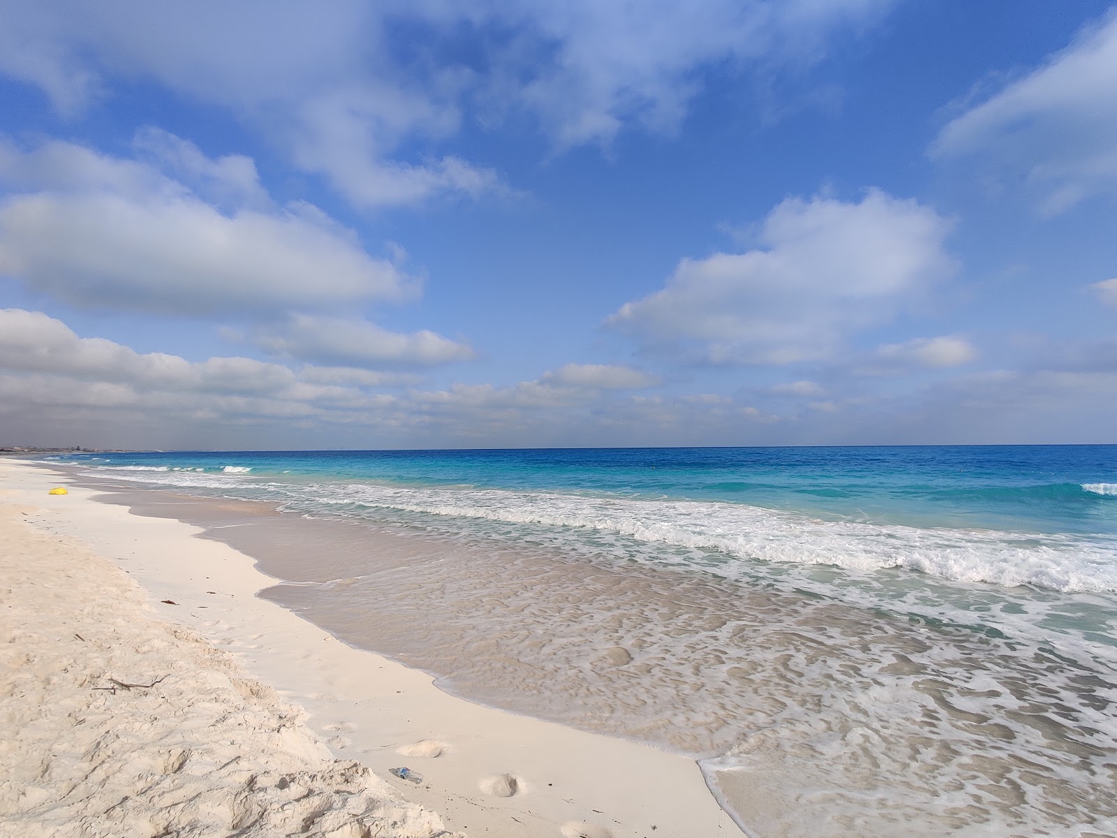 Φωτογραφία του Marina Sunshine με ψιλή λευκή άμμος επιφάνεια