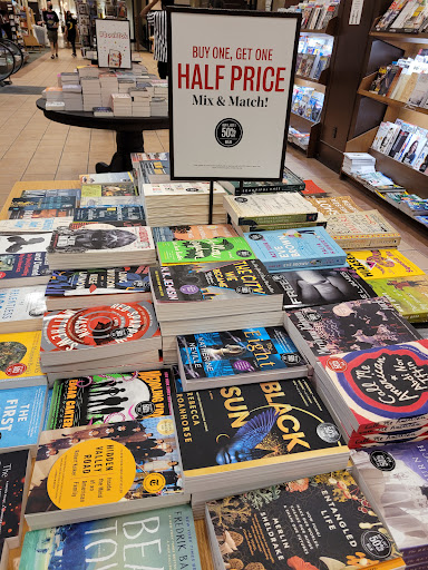 Book Store «Barnes and Noble», reviews and photos, 2500 N Mayfair Rd, Milwaukee, WI 53226, USA
