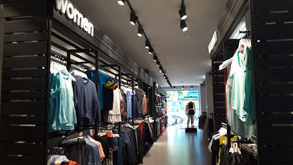 Adidas Outlet Cộng Hòa