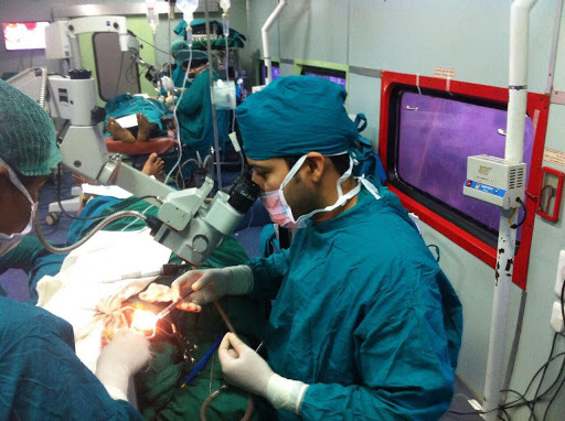 Dr Manish Arya, Best ENT Specialist in Delhi, Ent Doctor, Allergy Treatment, Vertigo, Sinus Surgery in Janakpuri