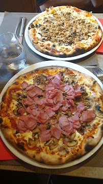 Pizza du Pizzeria Restaurant Le Commerce à Saint-Julien-en-Genevois - n°6