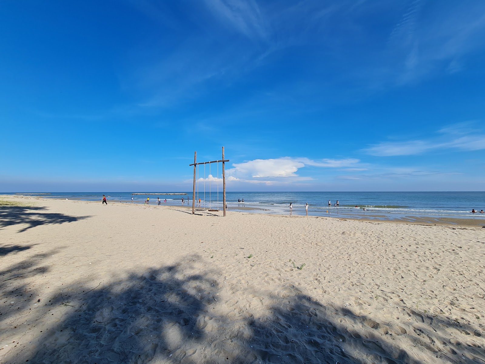 Valokuva Chom Phon Beachista. pinnalla kirkas hiekka:n kanssa
